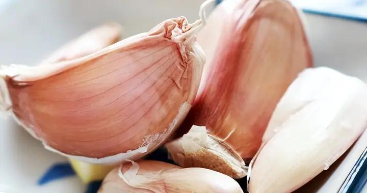 大蒜味黏在嘴裏散不去？不是隻刷牙就行，內調外理才管用