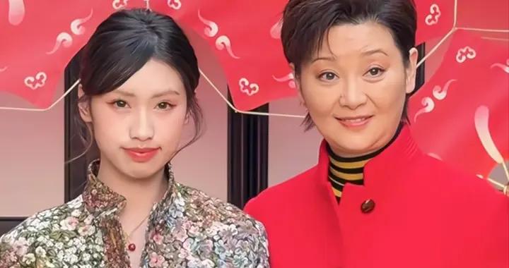 徐帆帶養女出席活動，皮膚黝黑打扮土氣顯老，伸半天手被徐朵無視