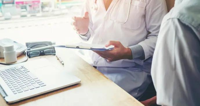 魚刺卡喉吞飯糰竟扎進甲狀腺，醫生提醒這三大“偏方”全是誤區