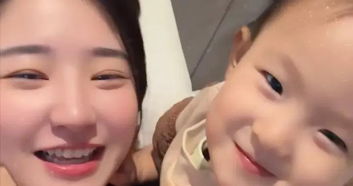 黃一鳴帶女兒泡溫泉，身材豐滿比懶懶強太多，閃閃笑臉真像王思聰