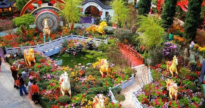 江南園韻綻獅城，花馬獻瑞賀新春