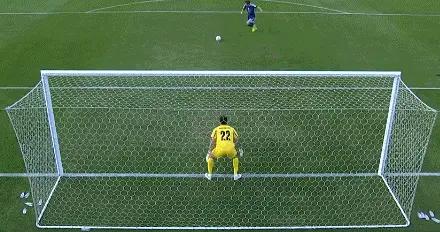 約旦U23門將撲點後激情慶祝，結果球反彈入網瞬間傻眼