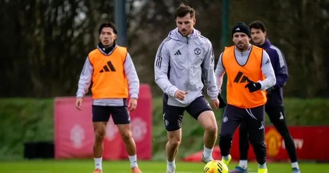 曼聯官網：卡里克首堂訓練課氣氛十分融洽，親自啓動傳球訓練