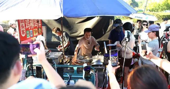 微言 | 爲一人奔赴一座城：網紅攤主何以成爲城市名片