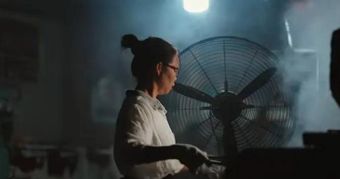 從燒烤攤、保潔間與石材廠而來，那些“煙熏火燎”的文字讓無數人“心頭一熱”