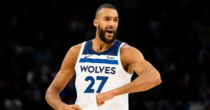 官方：戈貝爾墊腳文班後本賽季惡犯積分累計達6分，被停賽1場