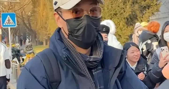 辛柏青現身春晚彩排，穿棉衣戴口罩身形消瘦，模樣憔悴的讓人心疼