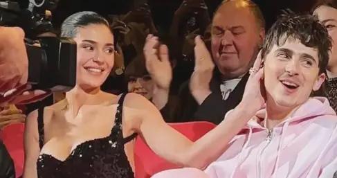 甜茶獲金球獎影帝，官宣女友是卡戴珊家族凱莉，身價50億有車有房