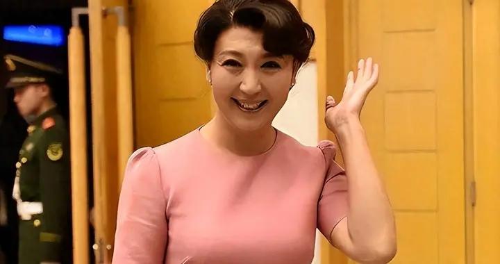 閆學晶道歉也沒用！兒子畢業合影曝光遭舉報，疑佔用名額進入中戲