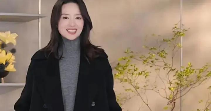 看了45歲董潔的搭配後，明白了：大衣不配無痕褲運動鞋，高級時髦