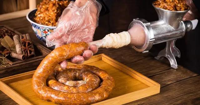 灌香腸時，10斤肉放多少鹽好？學會1個比例，鹹香適口，越放越香