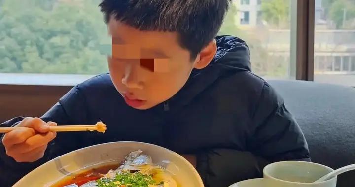 孩子魚刺卡喉，媽媽三拒絕加三動作救了娃！醫生：三種情況才就醫