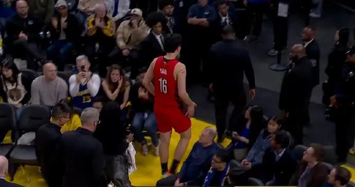 幸無大礙！楊瀚森後腦被撞後經短暫檢查重返球場繼續比賽