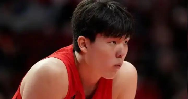 驚魂一幕！後腦勺撞膝，楊瀚森險些受傷，幸無大礙啊！