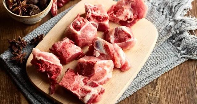 買肉骨頭別亂選！懂行人專挑這2個部位，肉多骨少，便宜又解饞