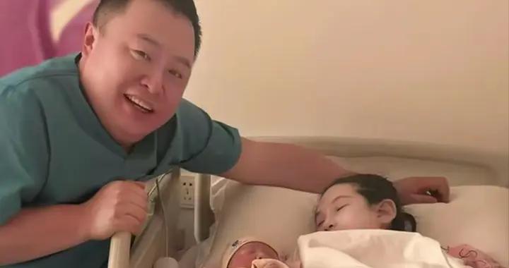 44歲閻鶴祥喜當爹，孩子元寶耳朵一臉福相，包粉色被子像是女孩