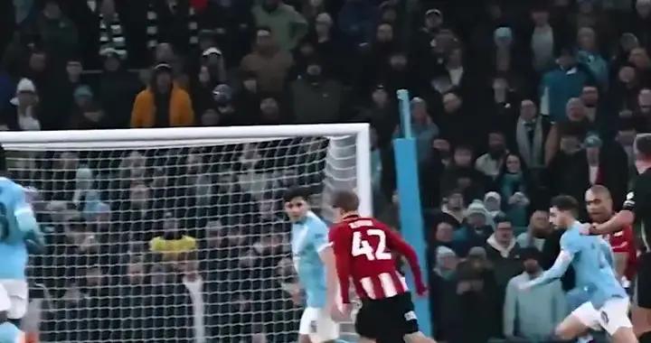 暖心，埃克塞特城小將伯奇對曼城打入進球后，謝爾基給予鼓勵