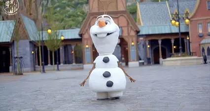 迪士尼真把雪寶造出來了！AI 讓它學會用兩個雪球走路，今年就能在樂園摸到