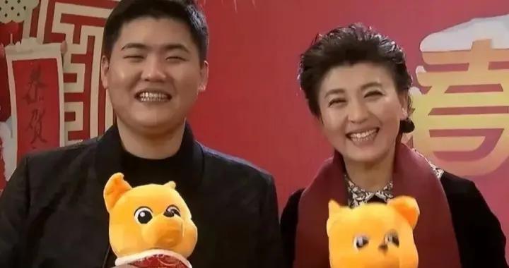 閆學晶一家三人讀中戲，兒子“報新疆班”爭議升級，呼籲介入調查