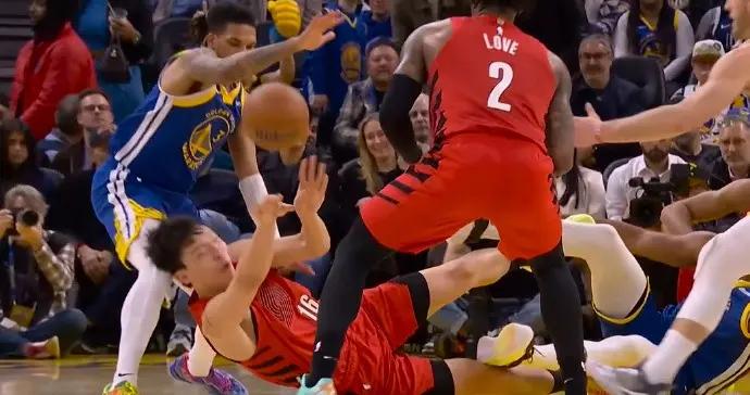 願無大礙！楊瀚森後腦被勇士後衛理查德膝蓋撞到，現已離場