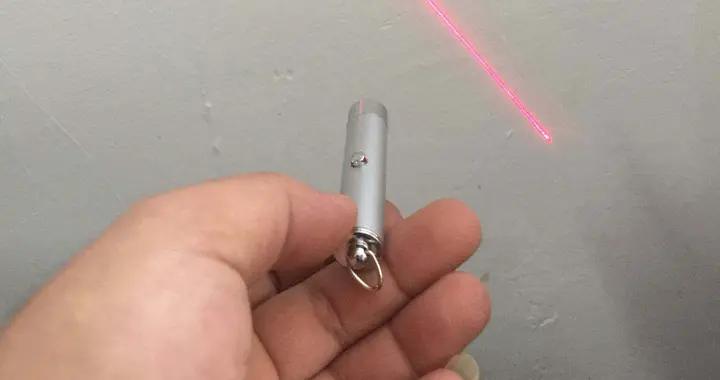 爺爺撿到一隻玩具筆，孩子好奇照向眼睛幾秒鐘後大哭，醫生：瞎了