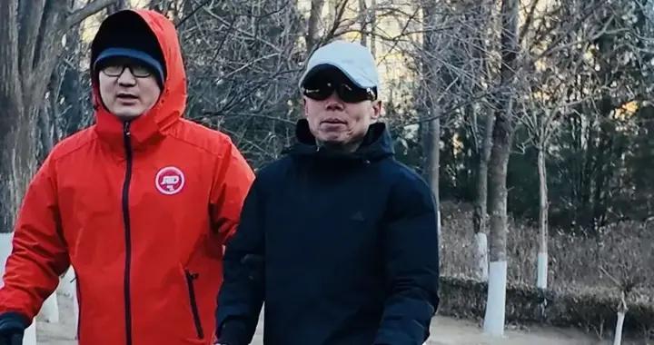 “黑暗跑團”的雙向奔赴：一根牽引繩，兩種不服輸的人生