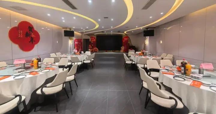 公司年會上，不可描述的事情越來越多了