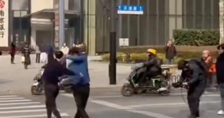 1男1女在路口斑馬線上跳舞，上海警方通報：4人被行政處罰！爲拍攝視頻，影響正常通行秩序