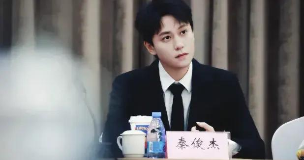 她帶弟弟入娛樂圈，今自己無人問津，弟弟卻紅透半邊天