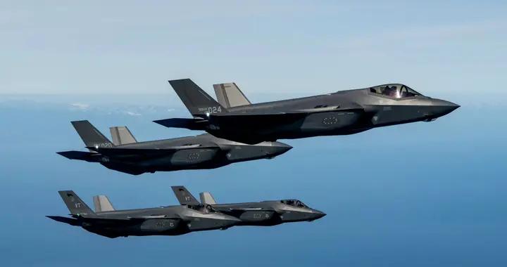 洛馬2025年交付191架F35戰鬥機，性能真不如殲35戰機嗎？