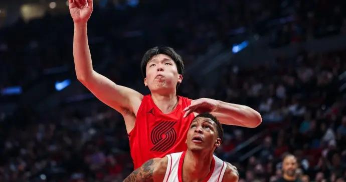 楊瀚森半場3分55秒2中0無數據入賬僅2犯，遭亞當斯撞頭後被換下