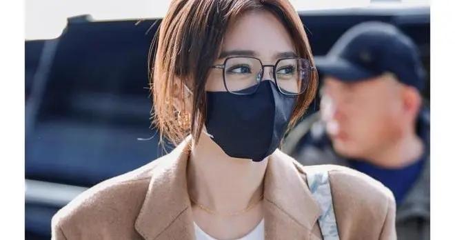 看了46歲秦嵐的穿搭明白了：穿大衣不配牛仔褲，配小白褲高級時髦