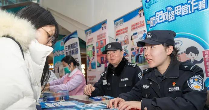 警旗映初心，普陀公安築牢安全防線