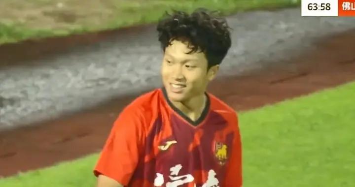 記者：20歲的韋子弦在青島海牛試訓，他是韋所爲的雙胞胎哥哥