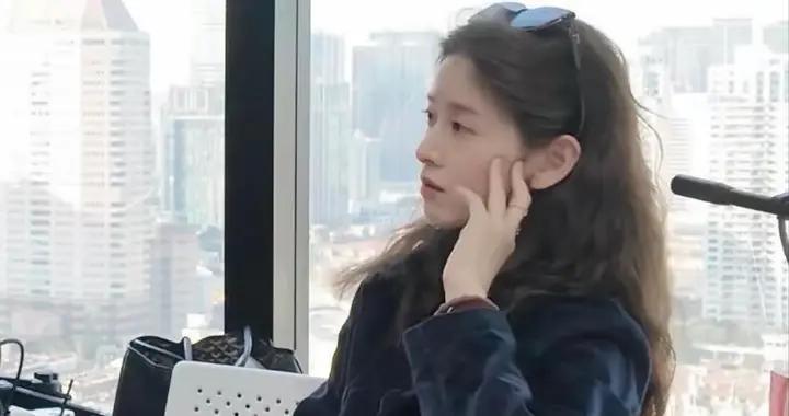 章澤天回國創業！頂羊毛卷素顏開會氣場強，單手托腮很有老闆派頭