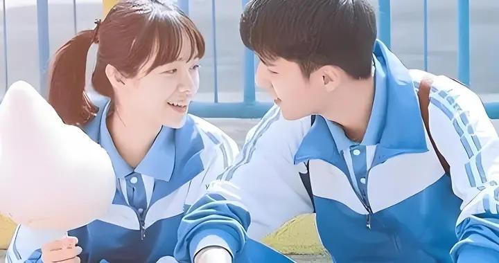 初中生“親吻”被學生圍觀，家長齊投訴，沒被開除反考上重點高中