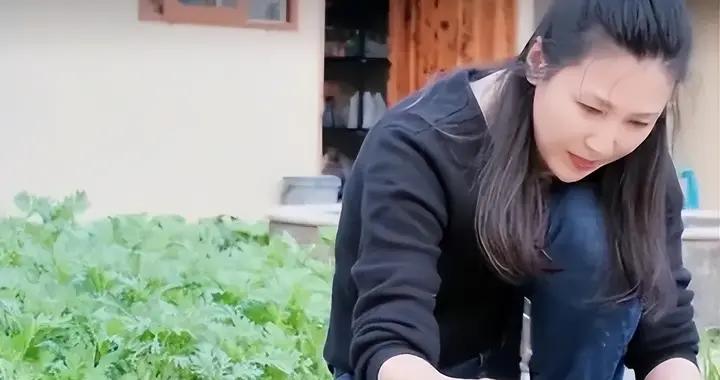 45歲童蕾近況曝光，帶女兒回農村住平房，在游泳池種菜日子很勤儉