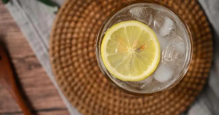 泡檸檬別再隨便加水！熱水冷水大不同，這樣泡更健康