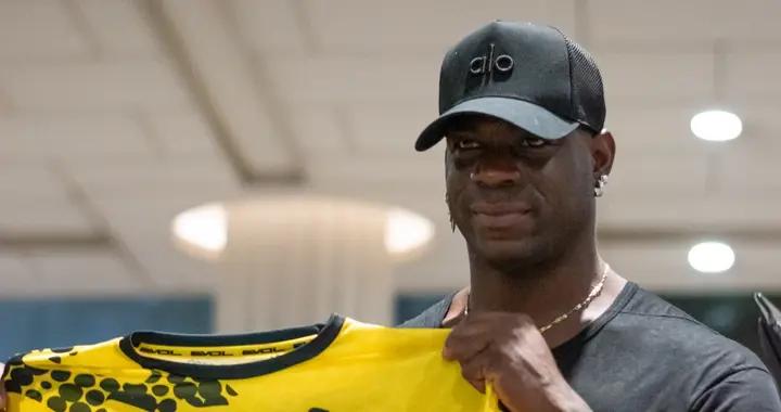 即將加盟，阿聯酋球隊迪拜協作曬巴洛特利手持9號球衣的照片