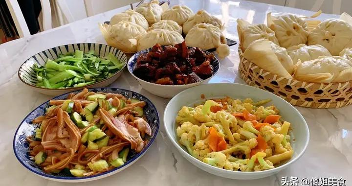 山東一家六口的包子飯火了，鋪滿一桌子，網友：好想去蹭飯！