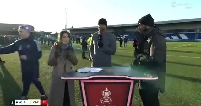 有情有義，爆冷晉級後麥克斯菲爾德全隊與離世球員的父母一同慶祝