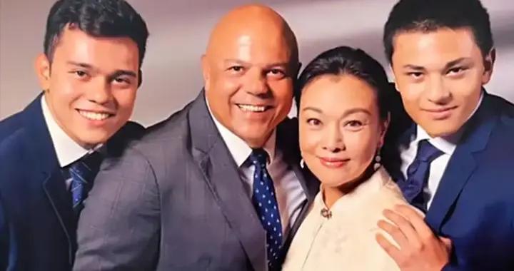 61歲史可曬全家福，穿旗袍身材豐滿很富態，倆兒子眼大脣厚超180