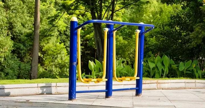 不用去健身房了！你家樓下的健身器材纔是真寶藏