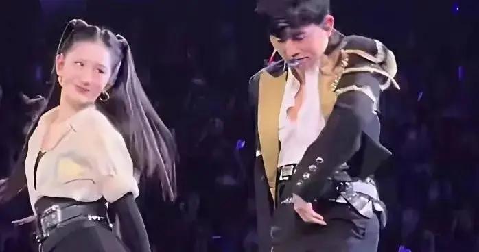 “少女臀”和“媽媽臀”有啥區別？看完謝娜張傑跨年演唱，頓悟了