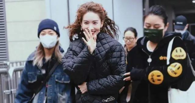 被金晨的冬季穿搭驚豔了：羽絨服配喇叭褲，時髦減齡，美到認不出