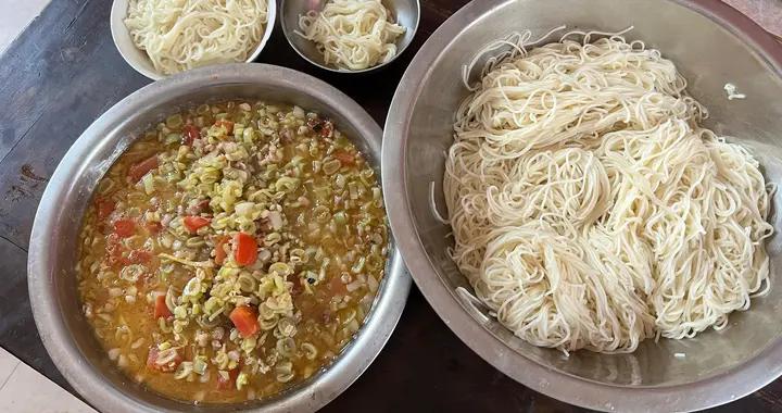 週末回孃家，媽媽做的午餐麪條火了，網友：媽媽做的飯菜就是香！