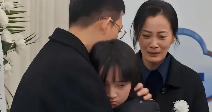 出道19年不火，同牀共枕5年的男友，怒砸5億娶閨蜜，她真的太慘了