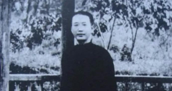 梁啓超的“文體革命”、胡適的“白話革命”，瞿秋白都不認爲徹底成功