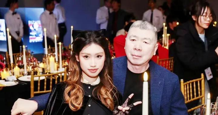 馮小剛帶19歲女兒闖娛樂圈，有顏值會畫畫穿搭挺別緻，曾出國深造