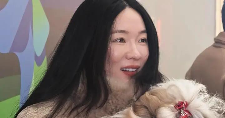 霍思燕瘦到100斤了！穿皮草配絲襪優雅華貴，皮膚嫩得能掐出水